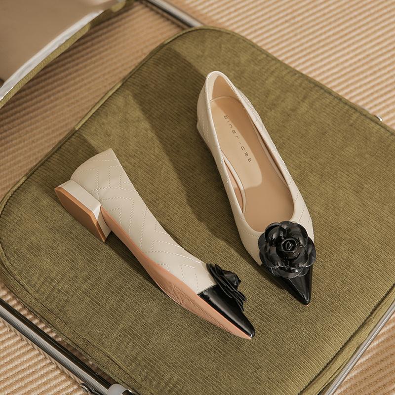 

29802 [sheepskin] flat shoes women s thick heel autumn 2025 new pointed head color matching low heel flower shoes 39