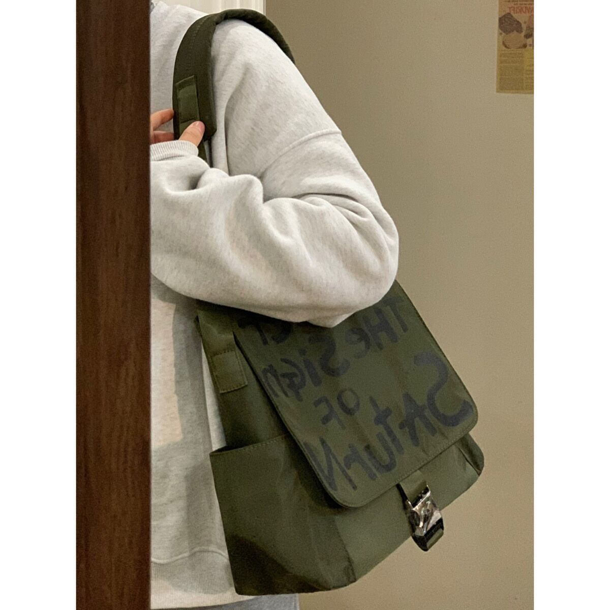 

Large-capacity graffiti autumn and winter new nylon cloth flip messenger bag lazy wind big bag