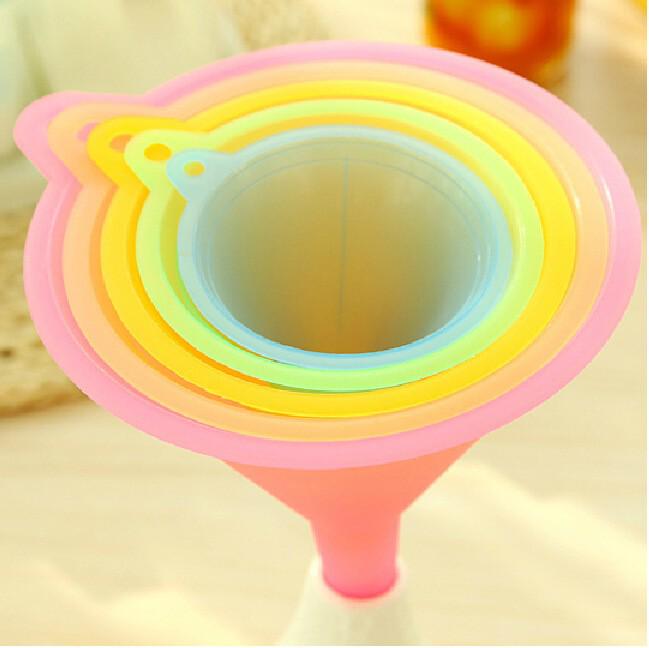

A1622 5-Piece Transparent Colorful Funnels: Large & Small, Ideal for Home Use
