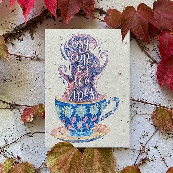 

Cosy Tea Vibes – листівка з польовими квітами для посадок
