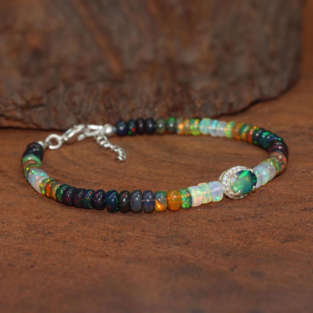 Schwarzes Feueropal Glatte Perlen Charm-Armband, Schwarzer Opal Ovaler Charm Goldarmband, Handgemachtes Armband, Oktober Geburtsstein, Geschenk für Mama