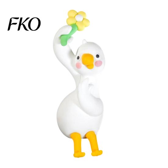 Small Space Decoration Resin Duck Decor for Desk Car Dashboard TV Monitor, Mini Colorful Figurine Figurine, Cute Holding Flower Ornament, Playful Gift