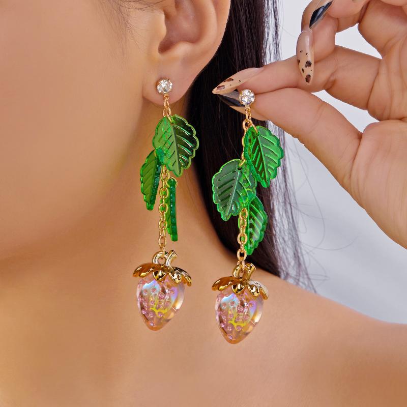 Fashion Sweet Red Strawberry Drop Earrings For Women Lovely Green Leaves Flower Resin Strawberry Fruit Earrings Party Jewelry