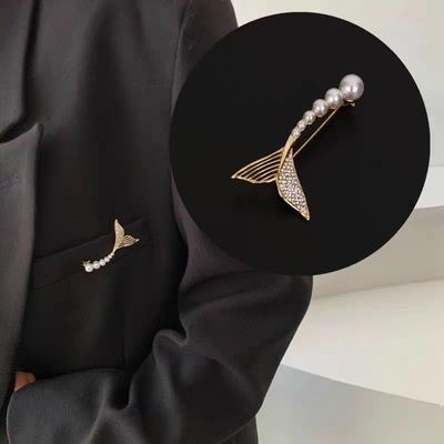 Niche Pearl Fishtail Brooch Women'S Light Luxury Anti-Light Buckle Niche Design Sense Clothes Accessories Temperament Neckline Pin