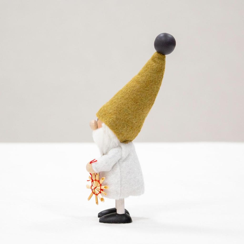 NORDIKA nisse Jul Trädocka Tomte som Håller Halmprydnad av Jule Hygge