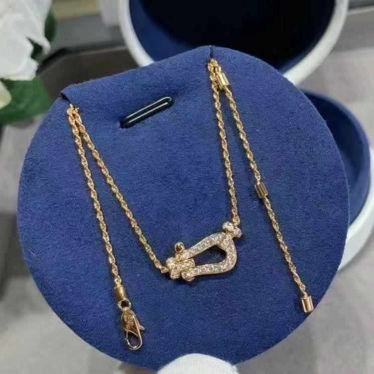 Collier avec Boucle Fer à Cheval Plaqué Or 18 carats avec Demi-Diamant et Corde en Chanvre - Disponible en Taille S/L