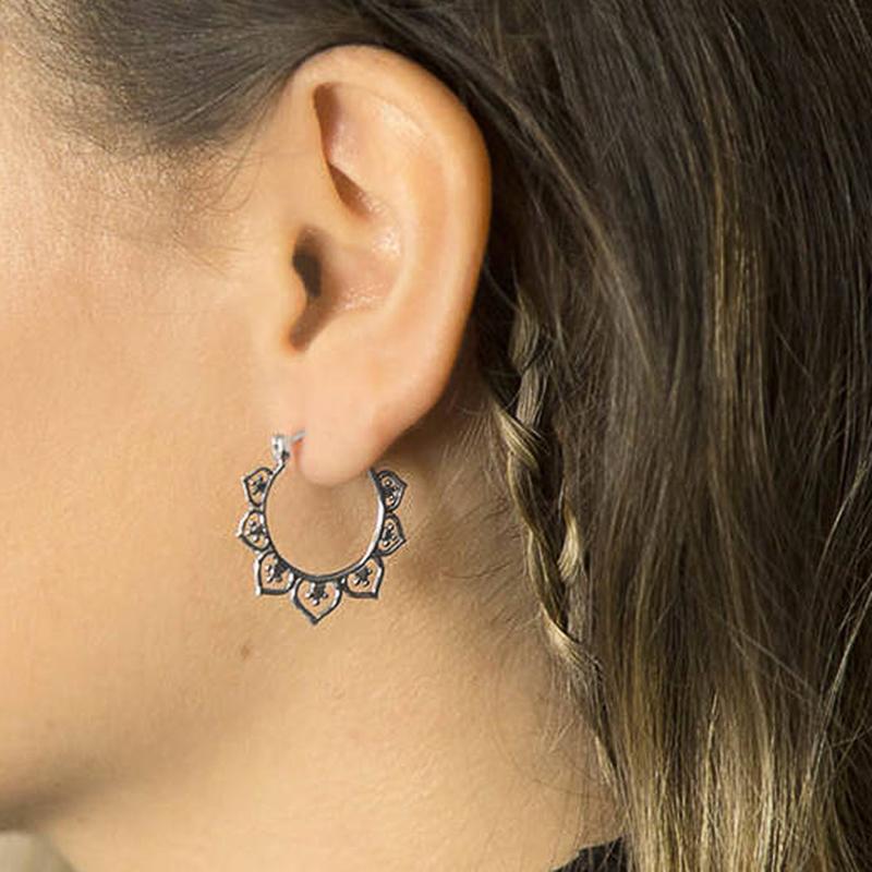 

Серьги-кольца в богемном стиле для женщин, металлические, серебристого цвета, в форме цветка, нарядные серьги для повседневной носки, для отпуска, женские украшения