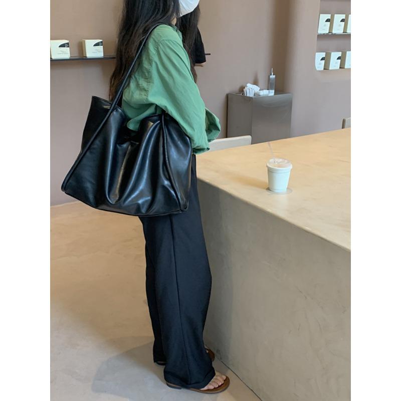 

New Design Autumn and Winter High-quality Niche Shoulder Bag Large Size Capacity Commuting Armpit Bag designed for Women