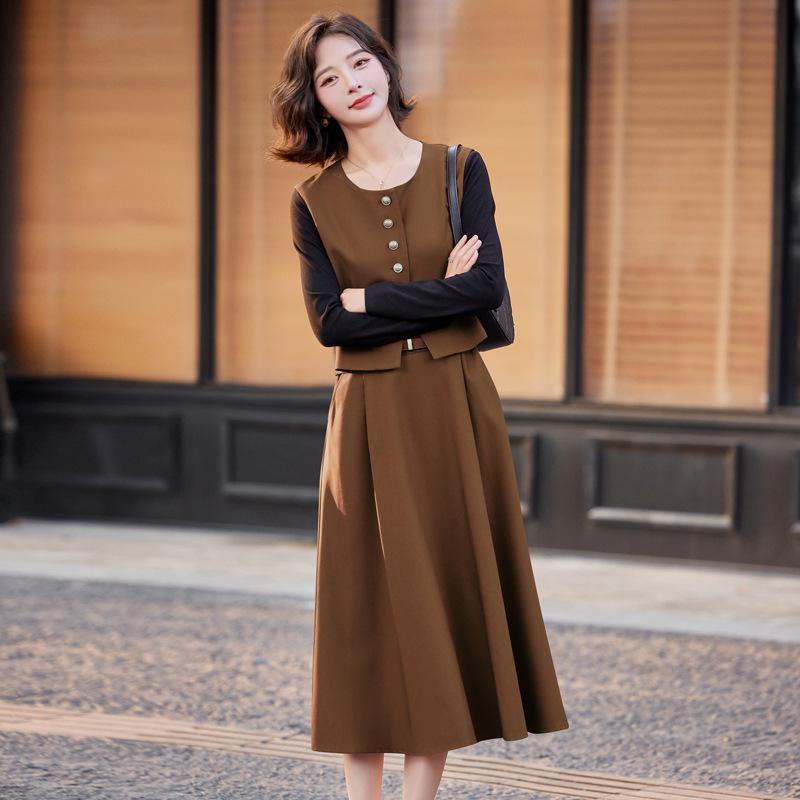 

Изысканное профессиональное платье-костюм приталенного силуэта Весна и Осень 2024 Medium