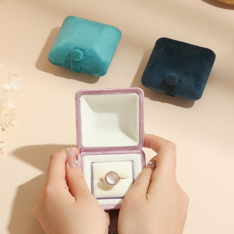 Snap-closure shell velvet jewelry box, luxury jewelry box, ring box, pendant necklace packaging box