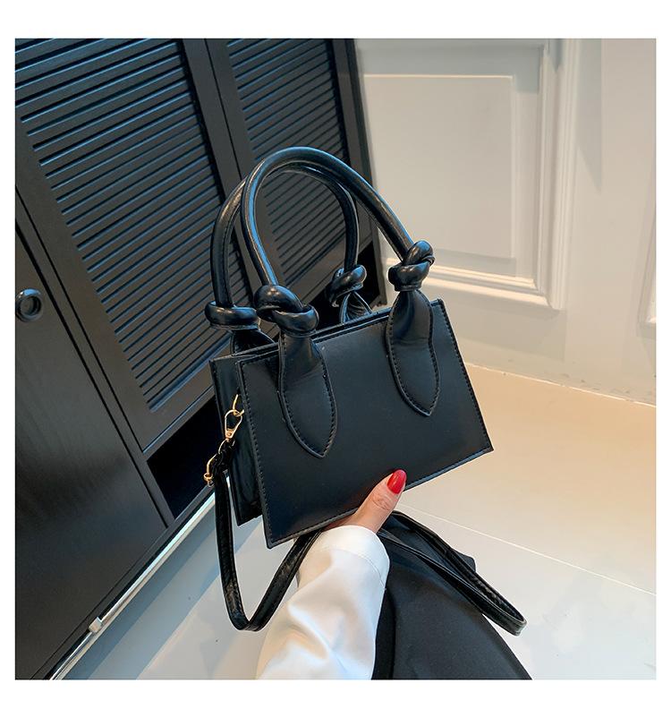 

Новая фактурная маленькая женская сумка 2024 года, новая корейская версия, популярная ретро мини-портативная диагональная сумка через плечо для девочек чёрный