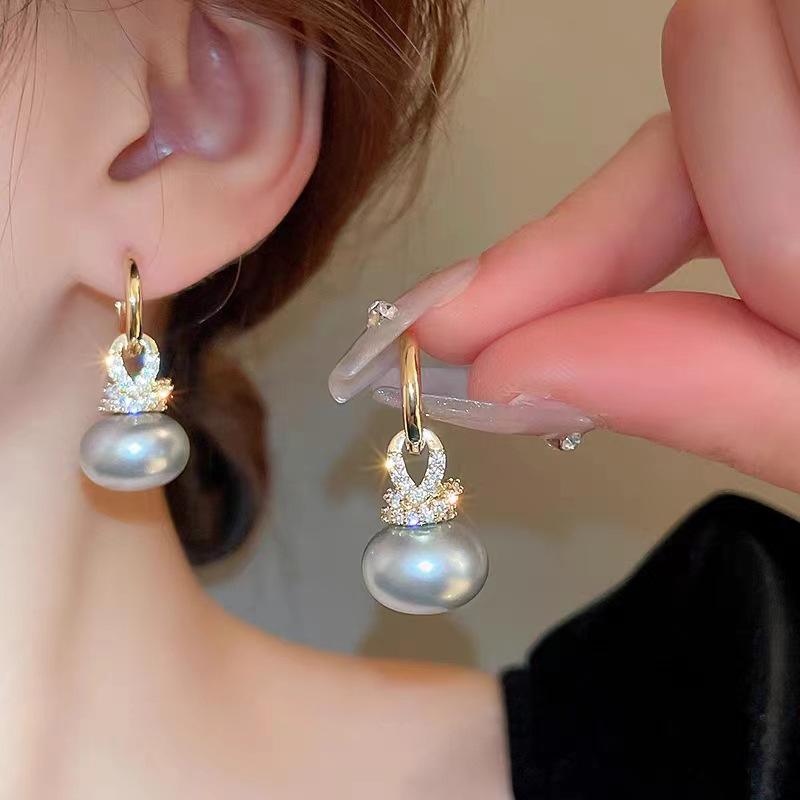 

Elegant French Faux Pearl & Micro-Pavé Zircon Earrings for Sophisticated Women красный