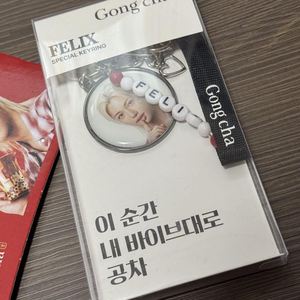 [USED] Felix X Gong Cha Limited Edition Keychain & Sleeve