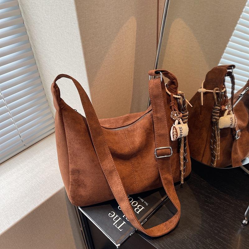 Autumn and winter retro bag women's new versatile commuter tote bag casual large-capacity messenger dumpling bag