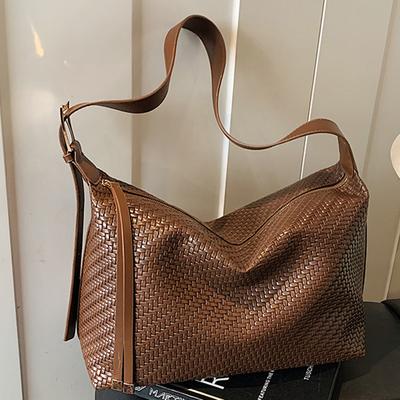 Fashion and Popular Textured Shoulder Bag, Retro Commuting Large Capacity, Simple and High Value, Hand Carry, Casual Underarm Bag.