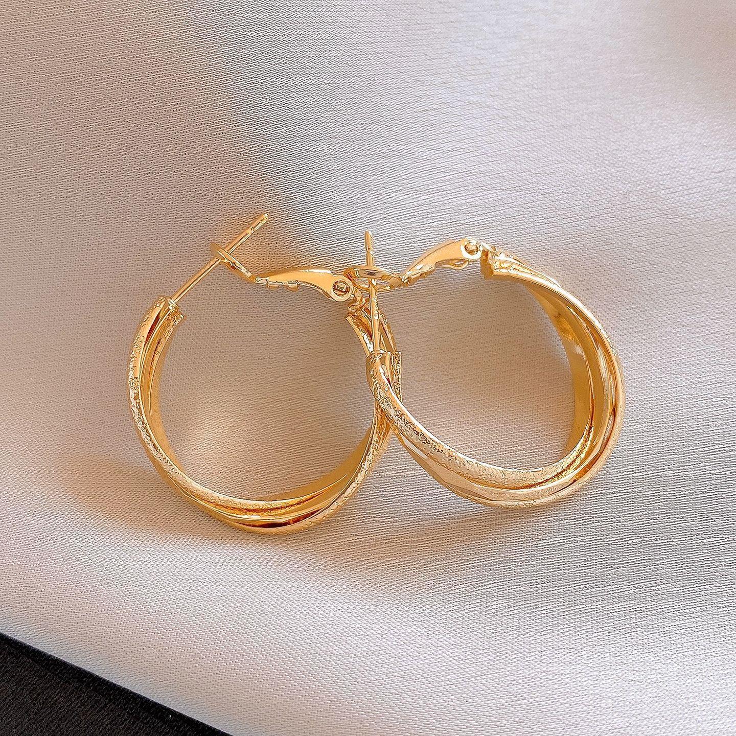 Серьги-кольца с витым крестом в гонконгском стиле Модные изысканные серьги