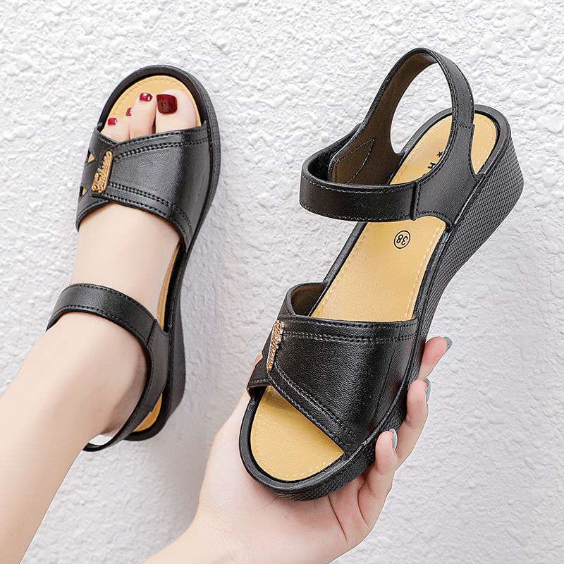 Large size women's sandals 2025 summer new rubber and plastic Velcro flat sole middle-aged and elderly soft sole mother-in-law sandals mother shoes
