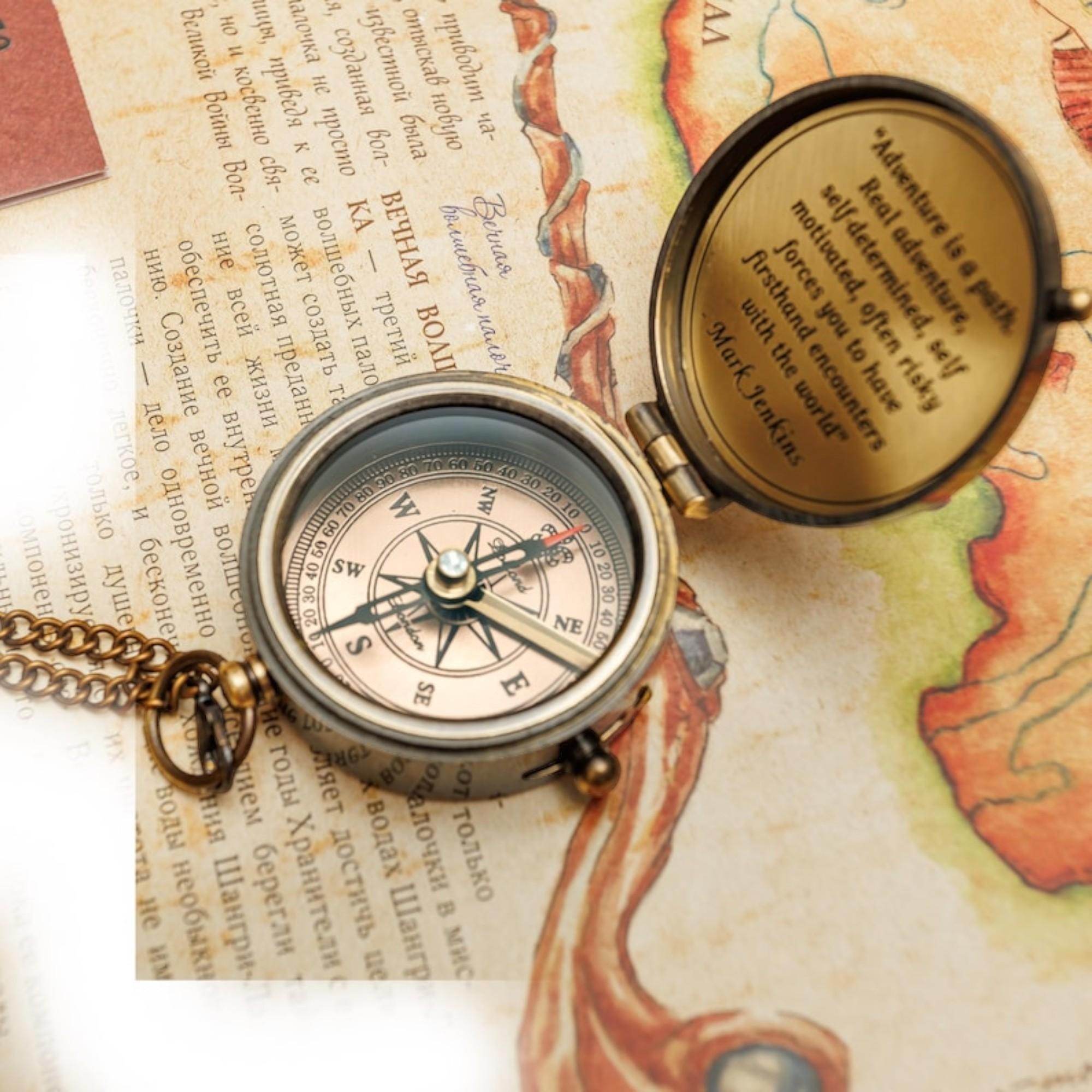 

Изысканный латунный компас. Не все те, кто странствует, потеряны.