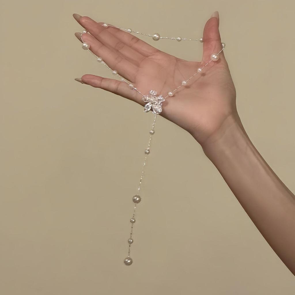 Silver Flower Pearl Clavicle Necklace - Korean Style, Exquisite Design, Versatile, Light Luxury Feeling