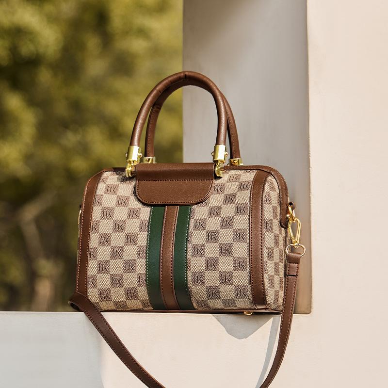 2025 New Versatile Boston Bag Fashionable Design Pillow Bag for Women Light Vintage Large Capacity Handbag