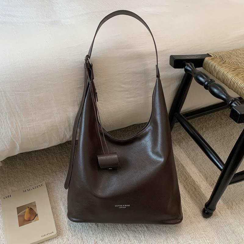 

Korean version commuter tote bag large capacity versatile shoulder armpit bag 2025 new casual portable bucket bag women s bag