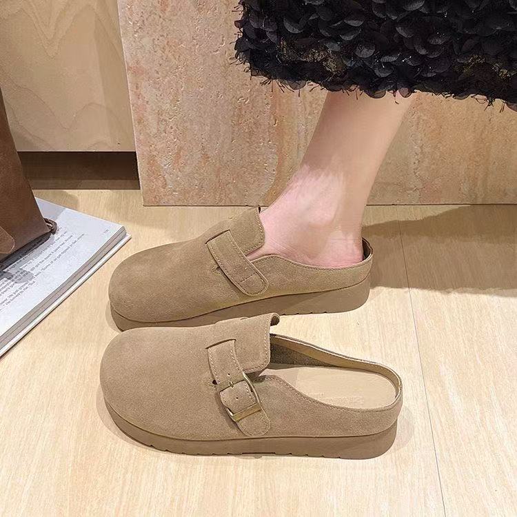 Im Herbst sind die neuen europäischen Birkenstocks mit dicker Sohle, weichem Leder, weicher Sohle und als Low-Top-Hausschuh sehr angesagt.