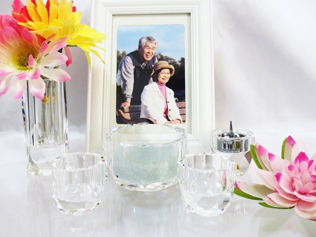 Memorial Kobo Hibiki Modern Buddhist Altar Set, 5-Piece Set with Non-Tarnishing Crystal, Incense Burner, Flower Vase, Candle Holder, Water Pot, and