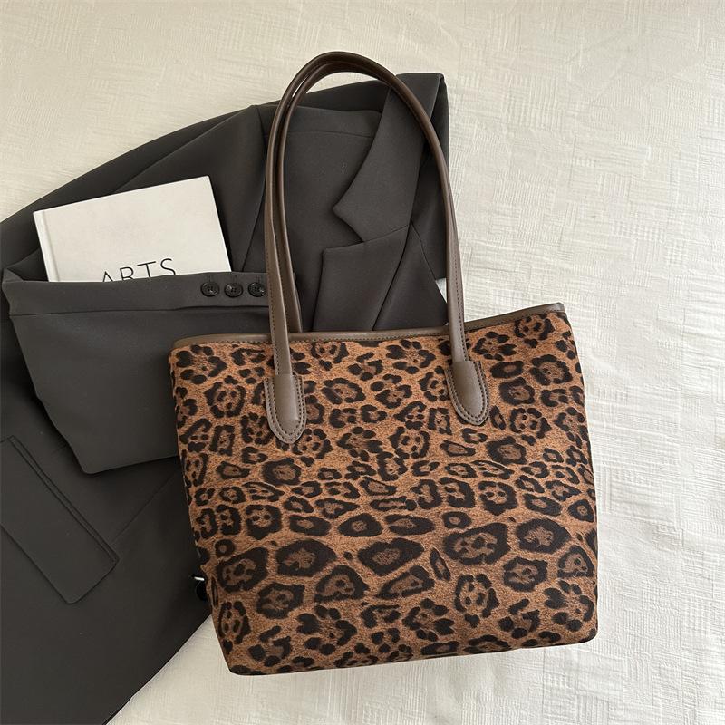 This Year, the Super Fire Leopard Print Tote Bag Women's 2025 New Versatile Autumn and Winter Large-capacity Student Class Shoulder Commuting Bag