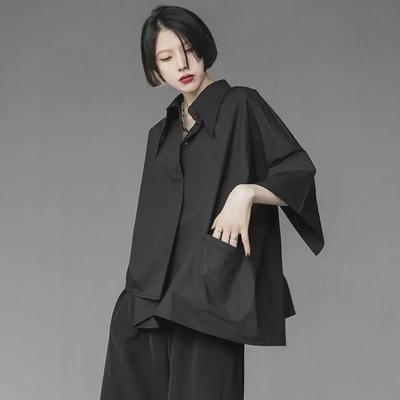 Top estivo elegante a maniche corte irregolare e largo nero da donna