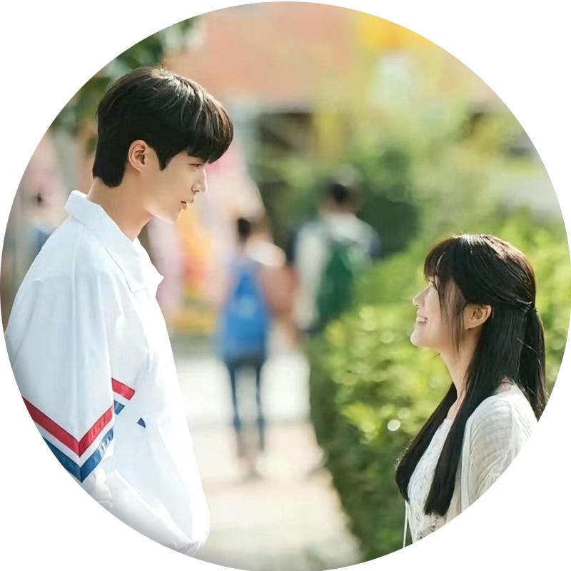 Llavero Colgante Espejo Insignia "Lovely Runner" - Merchandising del Drama Coreano con Byeon Woo-seok y Kim Hye-yoon