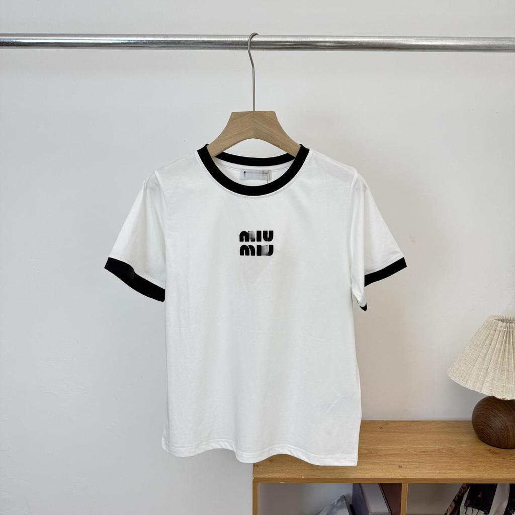 Miu Miu Damen Frühling/Sommer 2026 Klassisches Baumwoll-T-Shirt mit gesticktem Logo, Rundhalsausschnitt, Kurze Ärmel, Unifarben