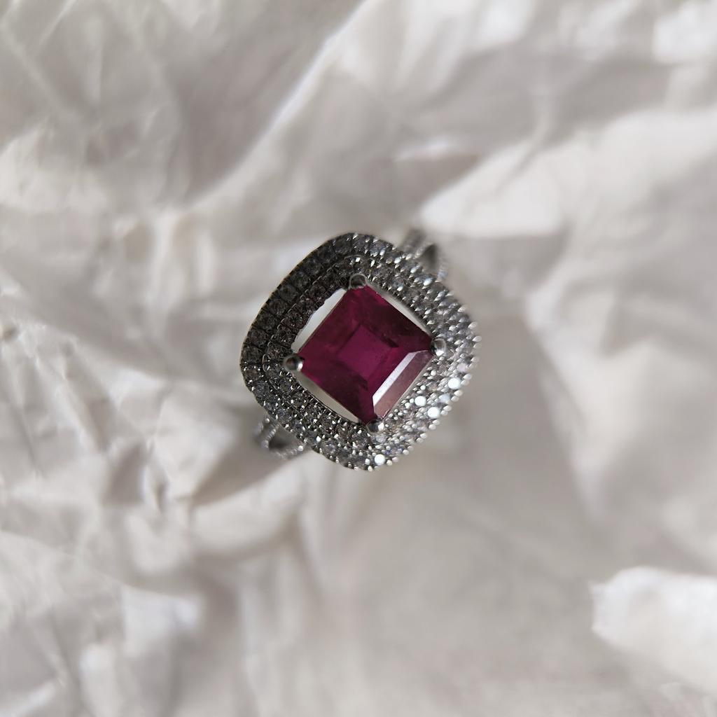 Серебряное кольцо с натуральным рубином 3.673ct, фианитами, вес изделия 4,82 гр (2205050)