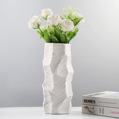Einfache europäische Heimdekorationsornamente, weiße Keramikvasen, Wohnzimmer-Weinschränke, Trockenblumen-Bastelarbeiten, Blumengefäße