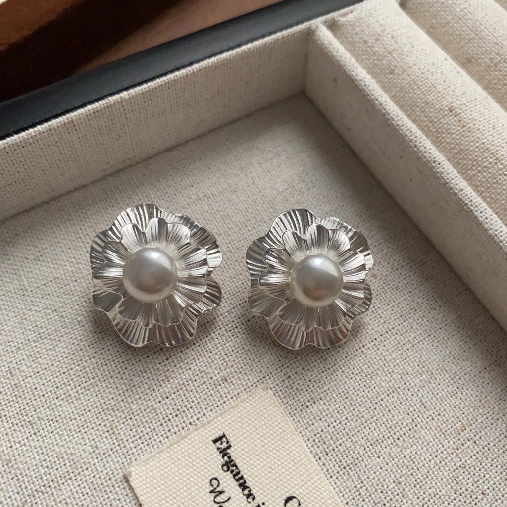 Round and glossy three-dimensional flower pearl stud earrings brushed light luxury fashion high sense elegant versatile earrings women