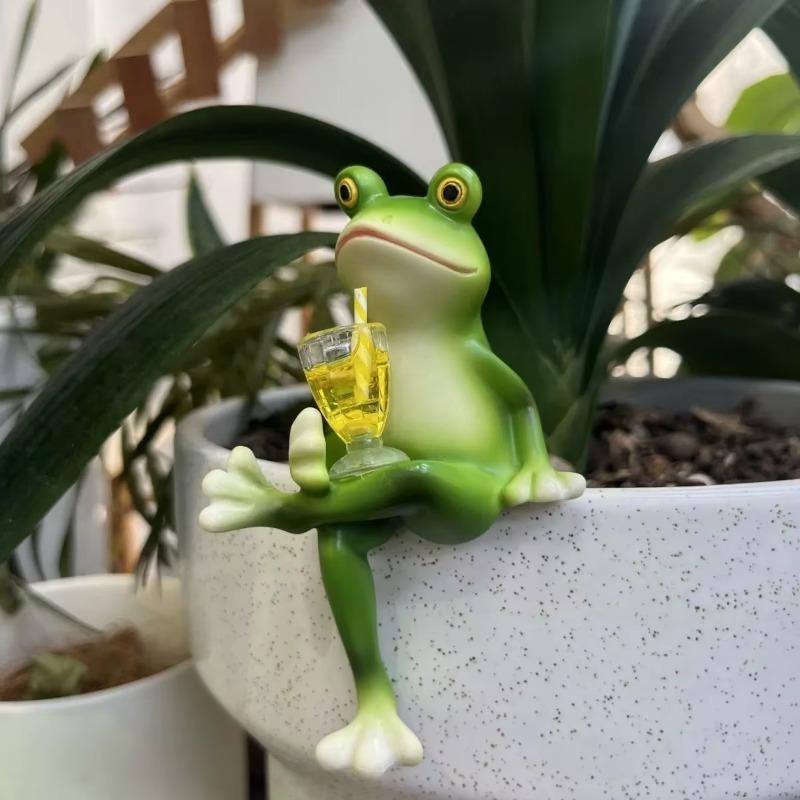 Funny Drinking Frog Statue, Sherum Resin Hanging Pot Hugger Sculpture for Garden, Whimsical Outdoor Vianys Frog Figurine Plant Pot Ornament