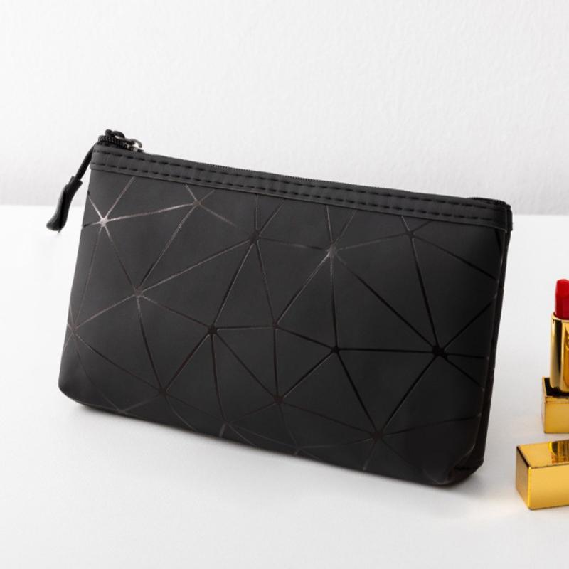 Neceser de viaje sencillo y portátil con estampado geométrico.