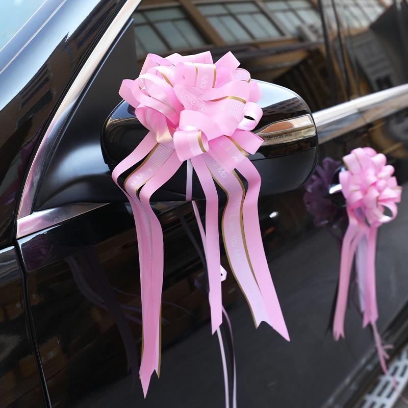 Velká stahovací mašle na schodišťové zábradlí, svatební auto a dekoraci na kolaudaci