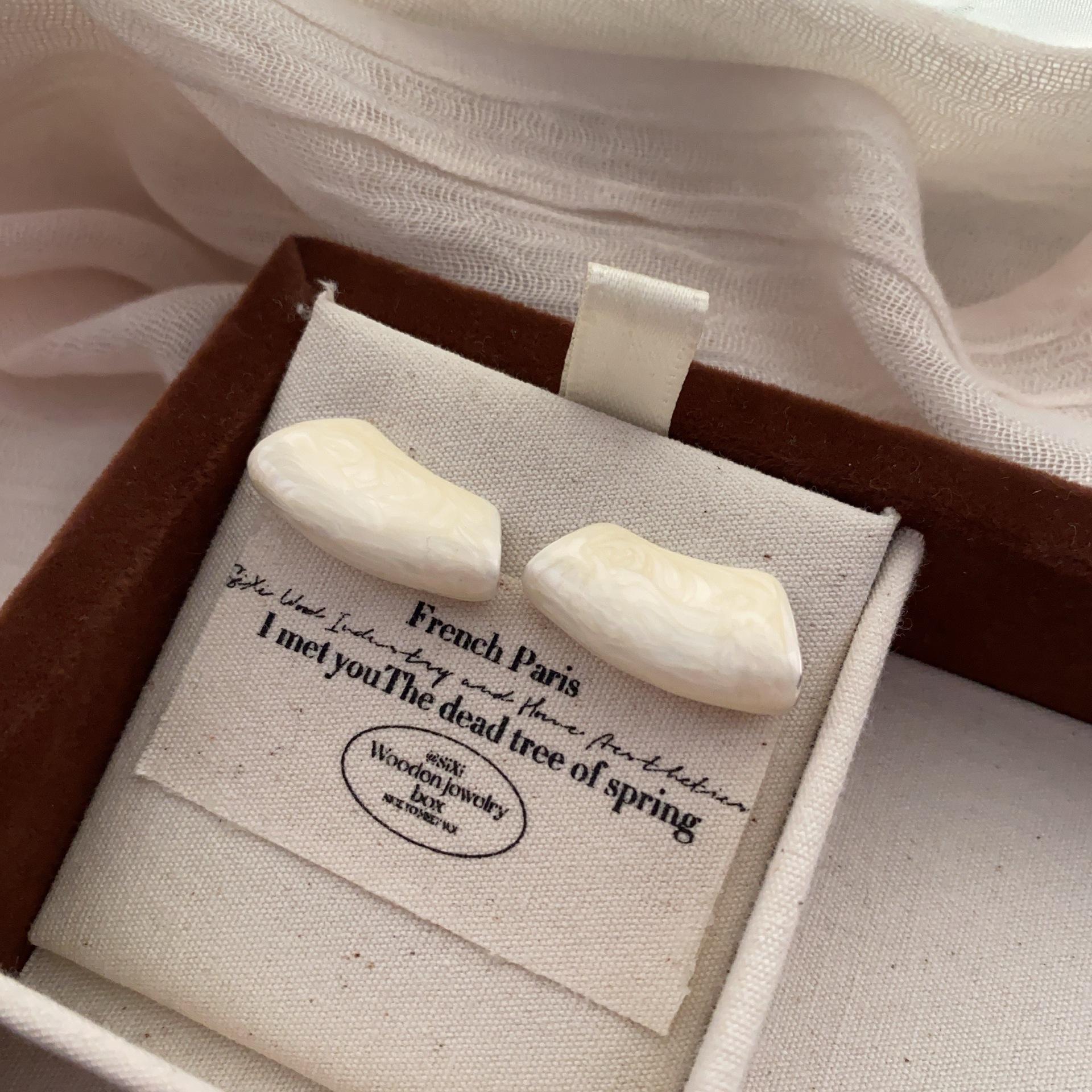 Niche Design Unique Design Stud Earrings Femininity Personality Metal Simple Wind Dripping Oil Retro Hong Kong Style Earrings