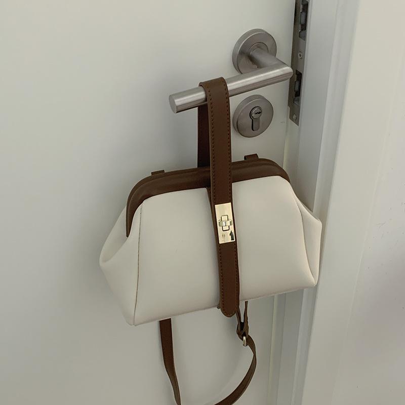 

Сумка с цветовыми блоками модная и ретро с застежкой. Имеет высококлассную текстуру, стильный и универсальный, и является сумкой через плечо бежевый