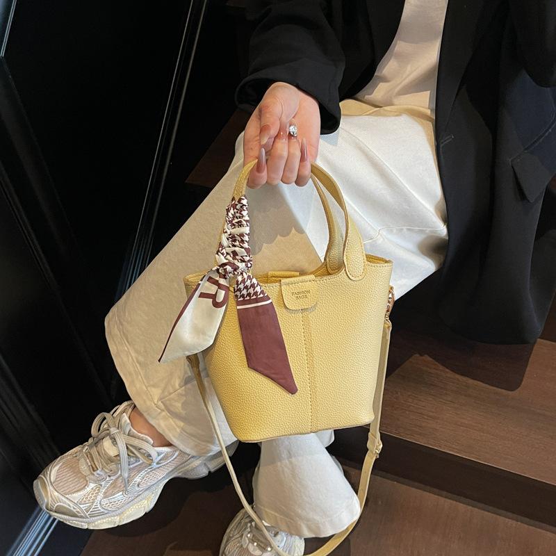 Premium Sense Small Bag Women 2025 New Fashion Versatile Explosion Vegetable Basket Portable Bucket Bag Texture Messenger Bag