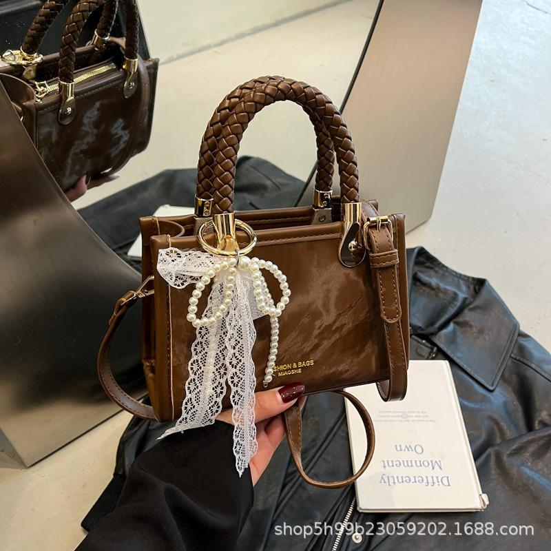 Niche casual portable commuter bag women's summer new fashionable versatile simple shoulder messenger bag