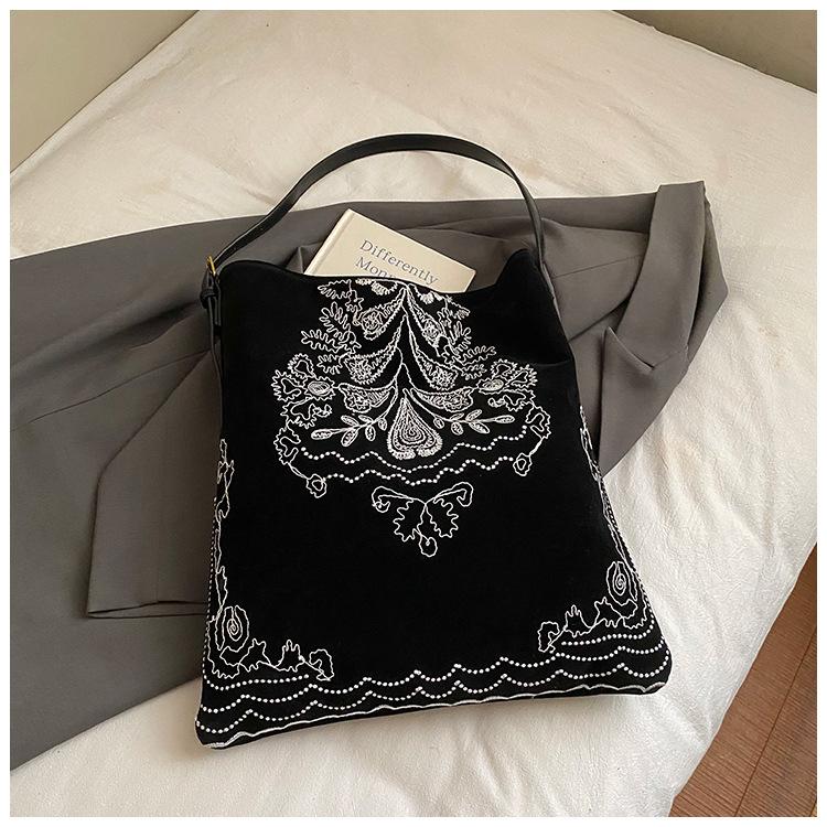 Осенняя нишевая замшевая вышивка ретро большая вместимость сумка на плечо простая матовая сумка-тоут чёрный