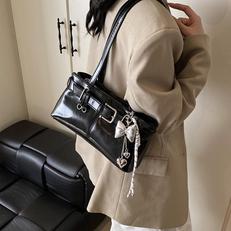 Korean niche underarm bag women's 2025 new trendy autumn and winter fashion commuter shoulder bag simple and versatile handbag