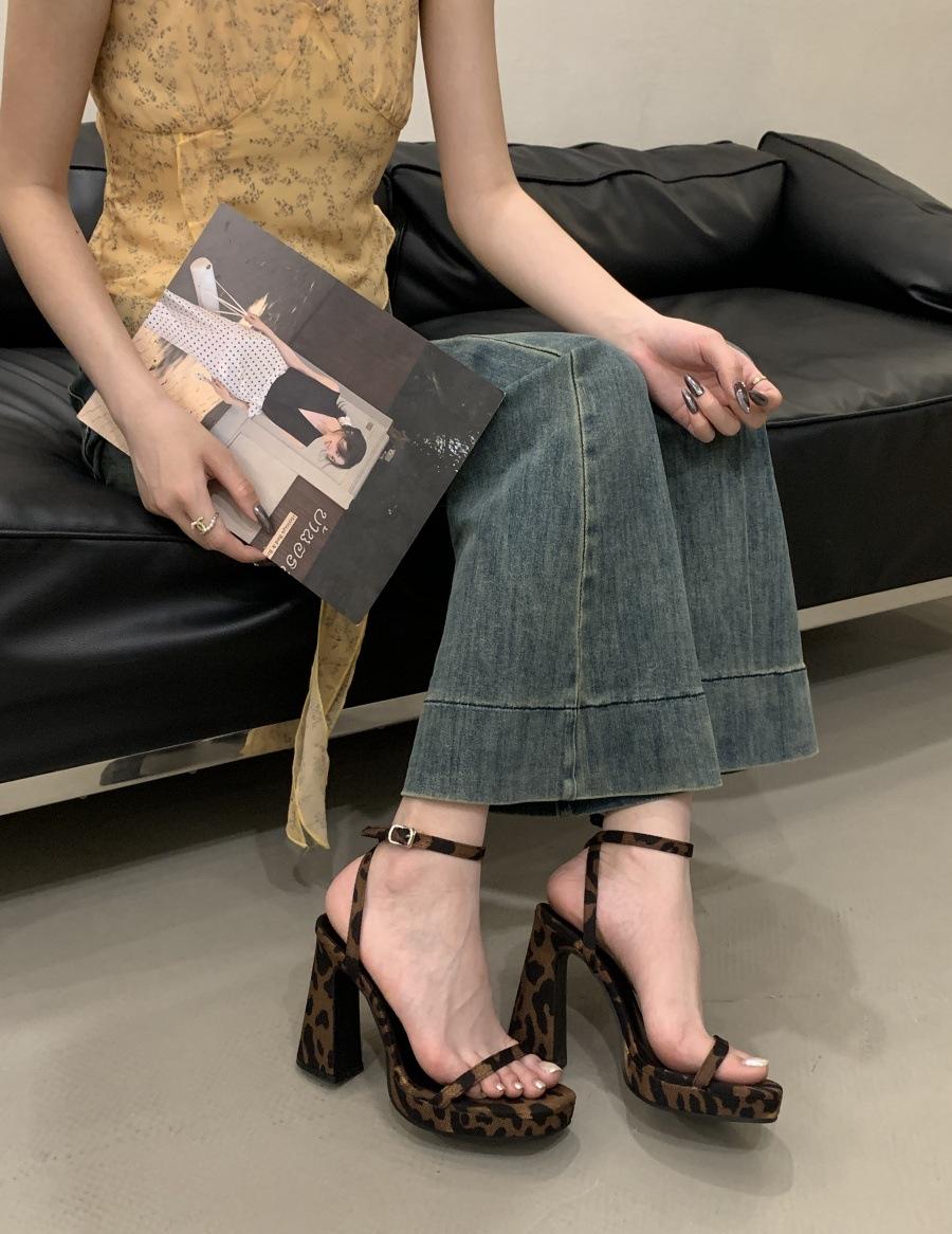 

толстый каблук супер высокий каблук леопардовый принт шлепанцы на одно слово женская обувь носить 2025 новый летний темперамент черные сандалии 40 цветной печати леопарда