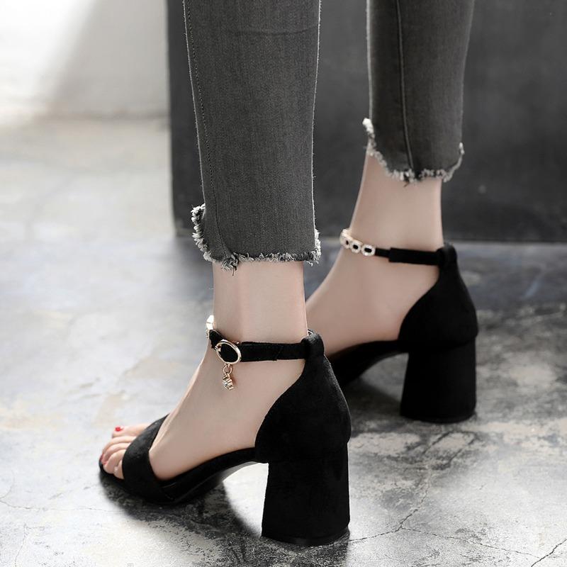 Sapatos de salto alto elegantes e versáteis, saltos grossos, sandálias abertas, sapatos de trabalho leves para mulheres