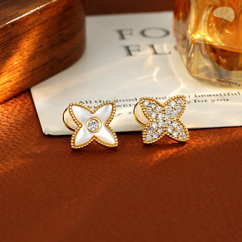 

Изысканные серьги-пусеты в виде четырехлистного цветка с цирконами для повседневных поездок на работу 18K