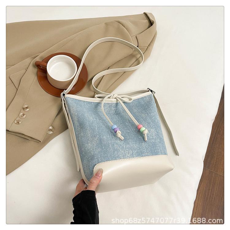 

Leisure commuting large-capacity bag women s 2025 new spring simple foreign-style shoulder bag fashionable portable tote bag светло-синий