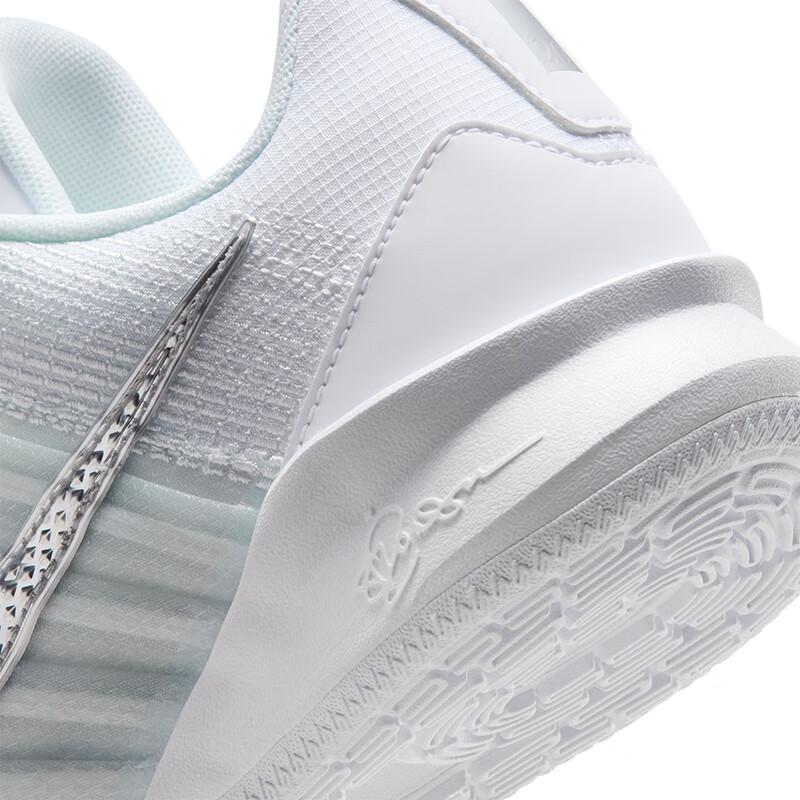 Nike Chaussures de Basketball pour Femmes Sabrina 3 EP