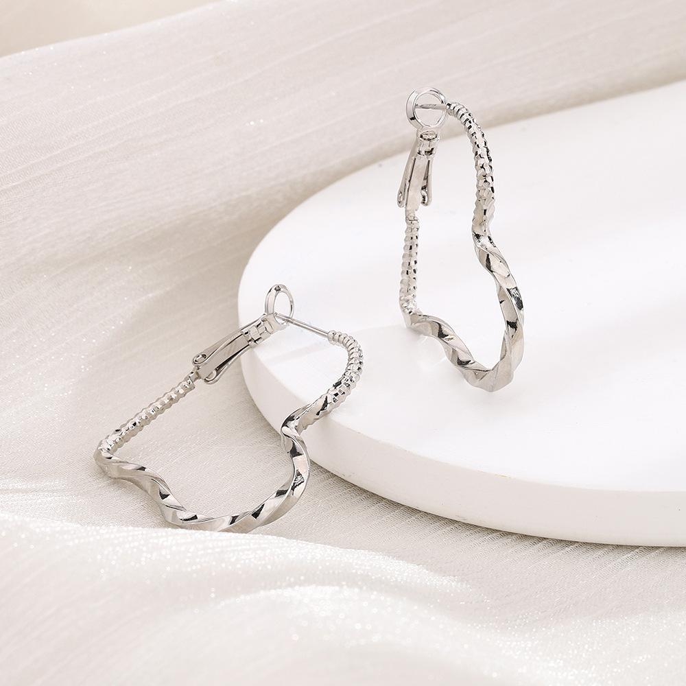 Twisted Line Love Big Earrings Splicing Irregular Exaggerated Ear Buckle Creative Sense Hollow Twist Heart Earrings Women