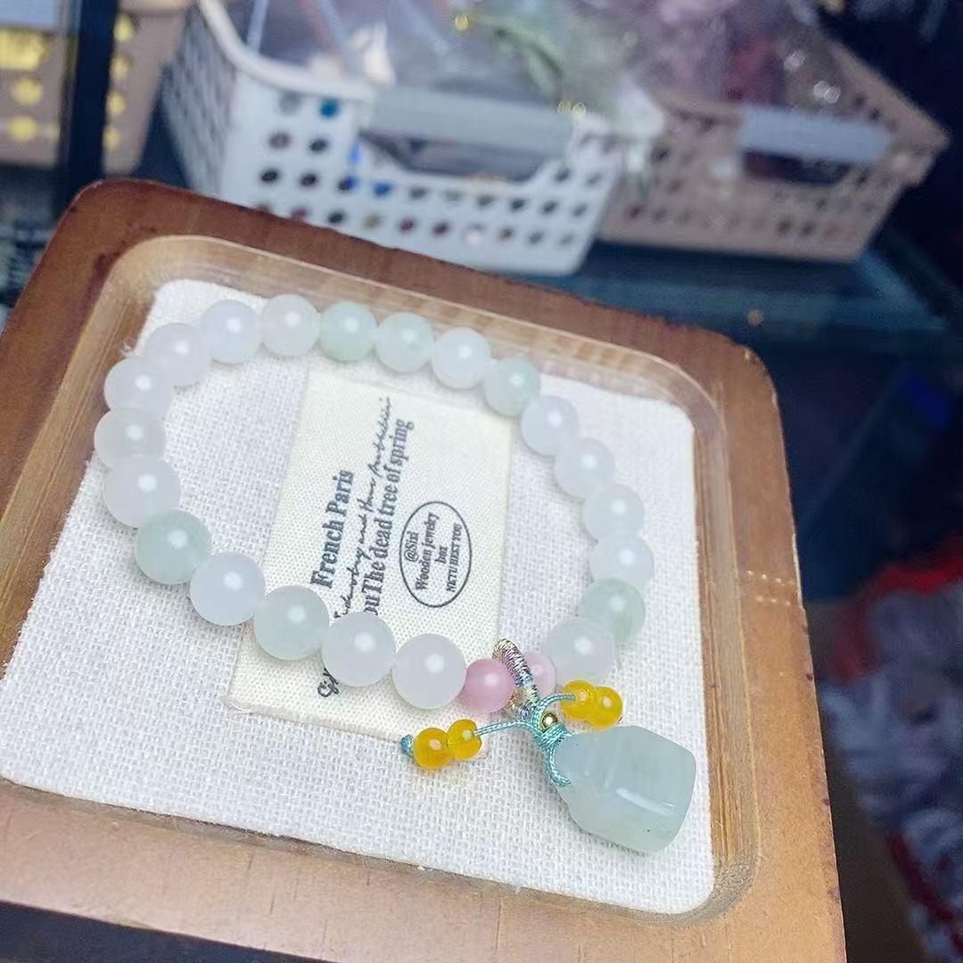 Tianshan Jade Wish-Fulfilling Ruyi Bracelet: Elegant, Unique Design for Women.